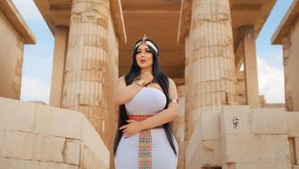 مصر .. التحقيق في صور فرعونية لعارضة أزياء أثارت غضباً واسعاً 