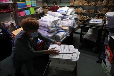 موظفة في هيئة اللانتخابات في ويسكونسن ترتب أوراق الاقتراع التي لم يتم استخدامها