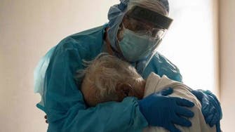 صورة تنبض بالإنسانية.. طبيب يعانق مسناً مصاباً بكوفيد-19