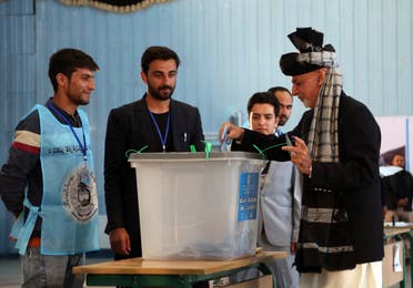 أشرف غني يدلي بصوته في الانتخابات التي فاز فيها في سبتمبر 2019
