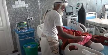 الحاج محمد عمر شريفي يعتني بأحد المصابين