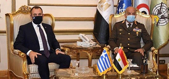 وزير الدفاع المصري يلتقي نظيره اليوناني