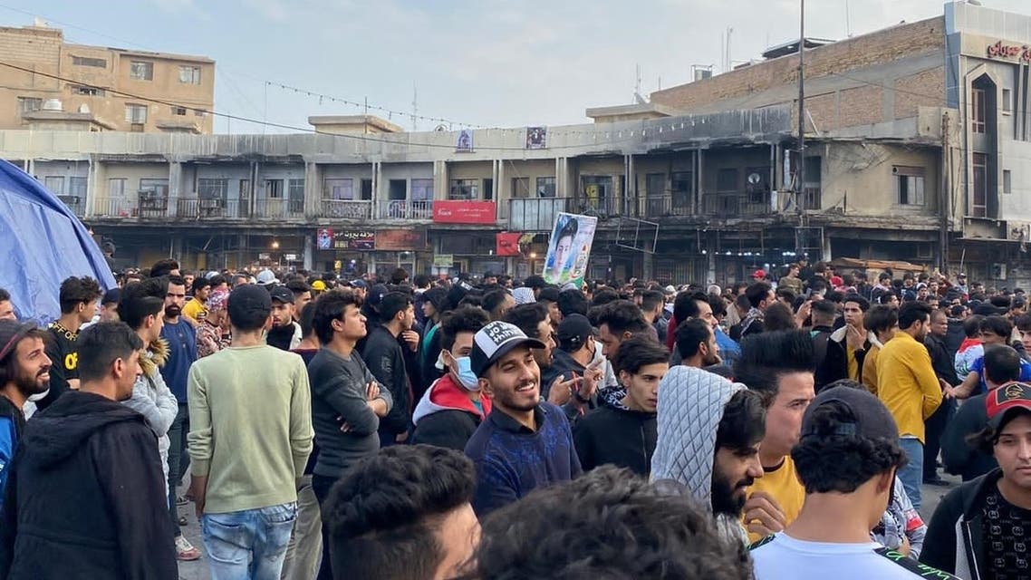 توافد المتظاهرين على ساحة الحبوبي لاقامة جمعة الناصرية