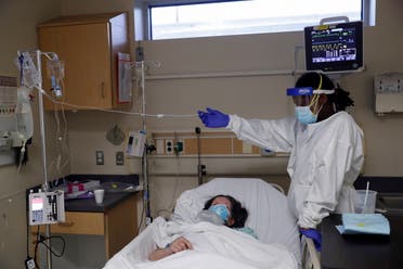 ممرضة تعتني بمصابة بكورونا في أحد مستشفيات شيكاغو