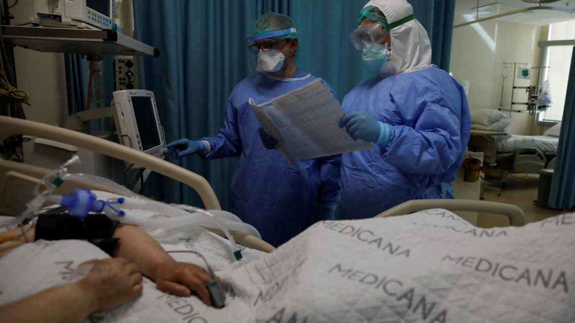 A nurse and a doctor take care of a patient suffering from the coronavirus disease (COVID-19) at an intensive care unit of the Medicana International Hospital in Istanbul, Turkey, April 14, 2020. Picture taken April 14, 2020. REUTERS/Umit Bektas