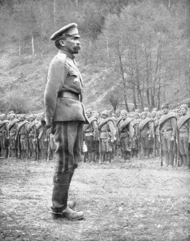 صورة للجنرال كورنيلوف أمام عدد من جنوده خلال الحرب العالمية الأولى