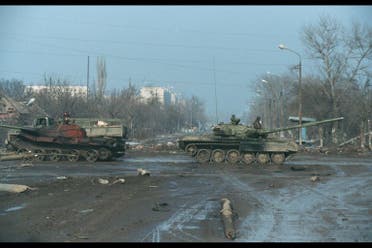 آثار دمار عقب نصب كمين لدبابة روسية طراز T-62 في عام 1995 غروزني