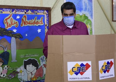 الرئيس الفنزويلي، نيكولاس مادورو خلال تصويته في الانتخابات 6 ديسمبر 2020