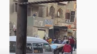 شاهد.. مصري يرمي أموالا على المارة في الشارع