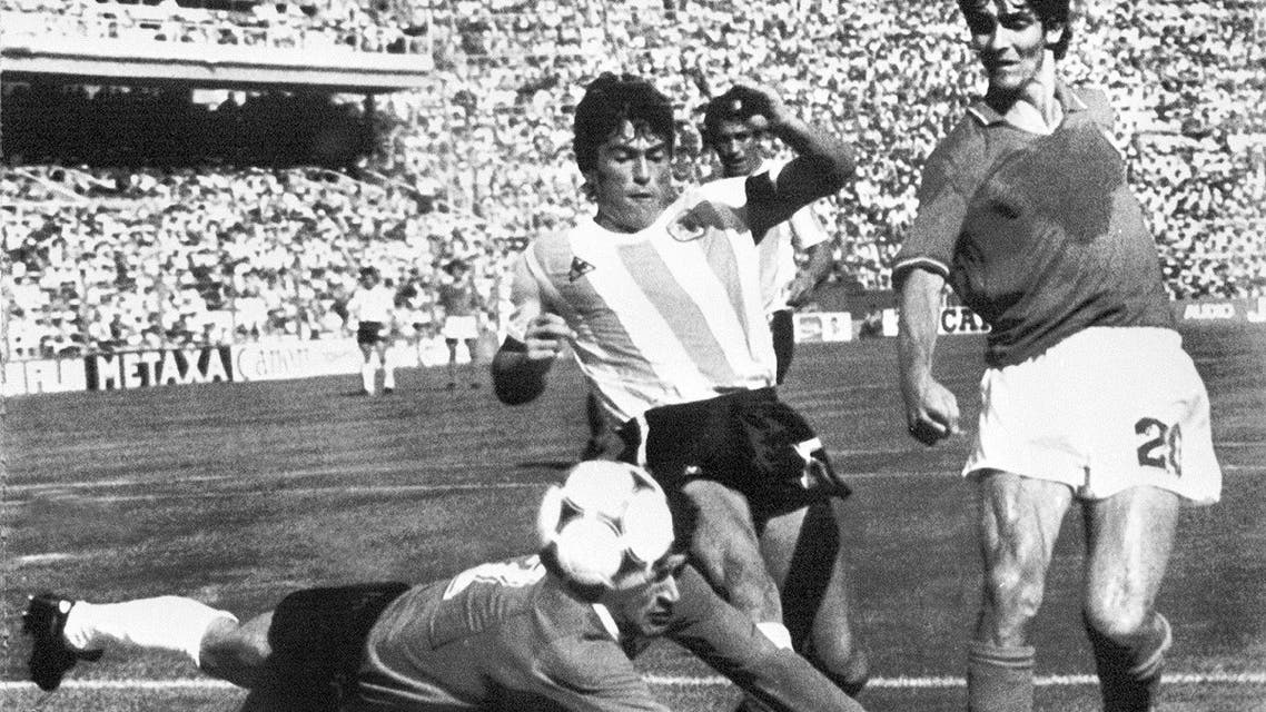 Argentinian goalkeeper Ubaldo Fillol (Bottom) and captain Daniel Passarella (L) prevent Italian striker Paolo Rossi from scoring, during the 1982 World Cup second round soccer match between Italy and Argentina in Barcelona. (AFP)