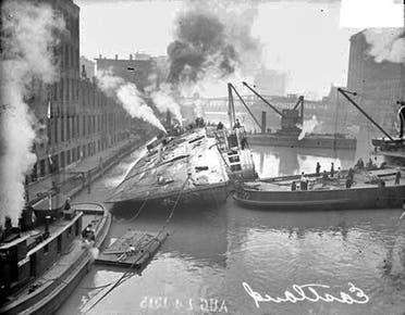 صورة لسفينة أس أس إيستلاند بالميناء عقب الكارثة