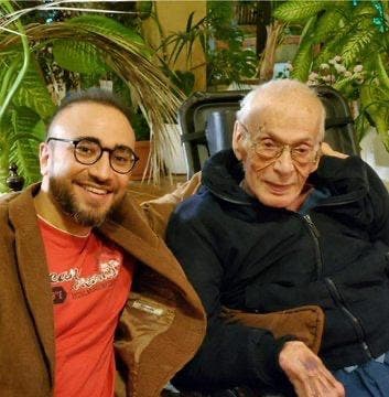 Former Lebanese Prime Minister Salim al-Hoss and his grandson pose together in photo to deny his death rumors. (Photo circulated on WhatsApp)