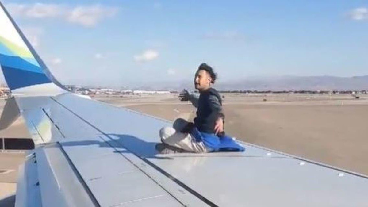 A man spotted on wing of Plane walking