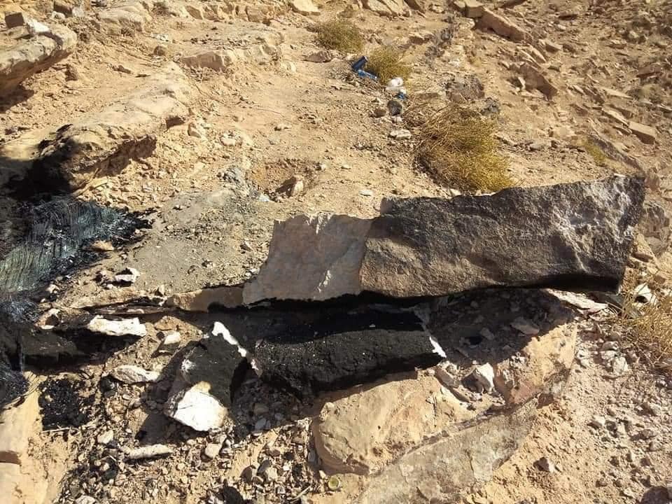 صخرة عراعر بعد تحطيم جزء منها