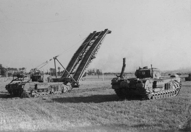 بدء استخدام دبابات تتحول إلى جسور في ساحة المعركة يعود إلى الحرب العالمية الثانية