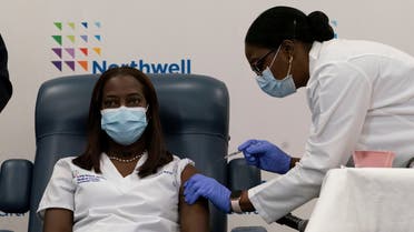 Sandra Lindsay, a nurse at Long Island Jewish Medical Center, is inoculated with the coronavirus disease (COVID-19) vaccine by Dr. Michelle Chester from Northwell Health at Long Island Jewish Medical Center in New Hyde Park, New York, US, December 14, 2020. (Mark Lennihan)