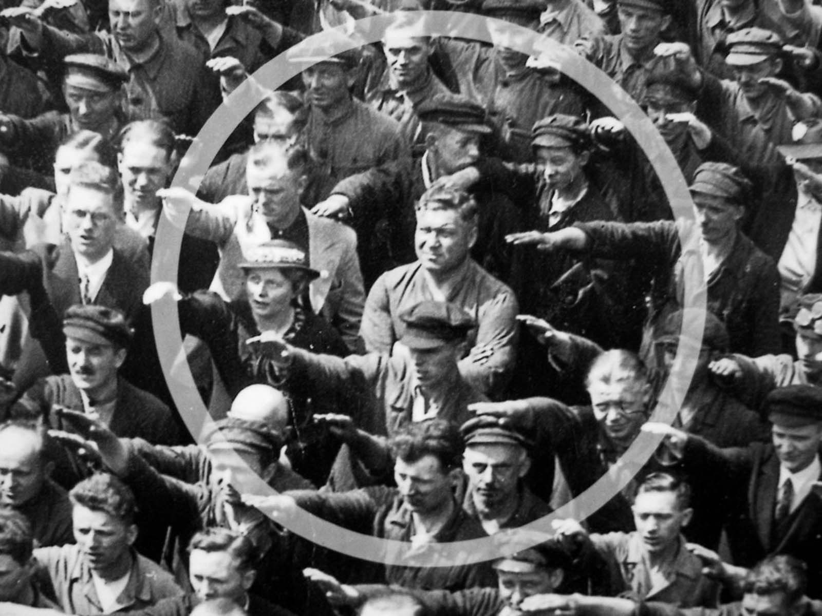صورة مقربة للاندميسر أثناء رفضه التحية النازية