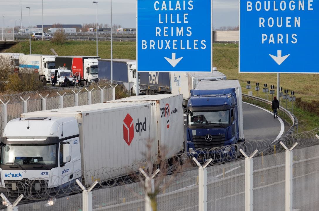 مسارعة لنقل البضائع من فرنسا إلى بريطانيا