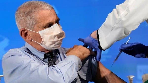 شاهد الدكتور فاوتشي يتلقى لقاح مودرنا في بث تلفزيوني