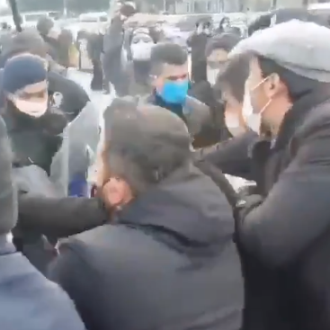 فيديو.. الشرطة التركية تهاجم نائباً على كرسي متحرك