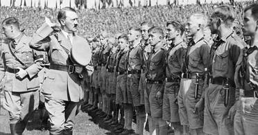 صورة لهتلر رفقة عدد من أفراد منظمة شباب هتلر
