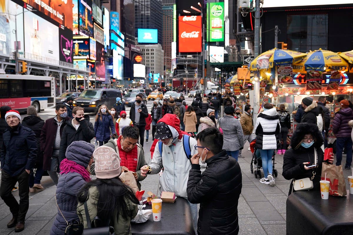 Pedestrians enjoy Times Square in New York on Christmas day, Dec. 25, 2020. (File photo: AP)