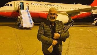 بعد تهديد تركيا للجيش الليبي.. فنان تركي يحمل السلاح بمطار معيتيقة