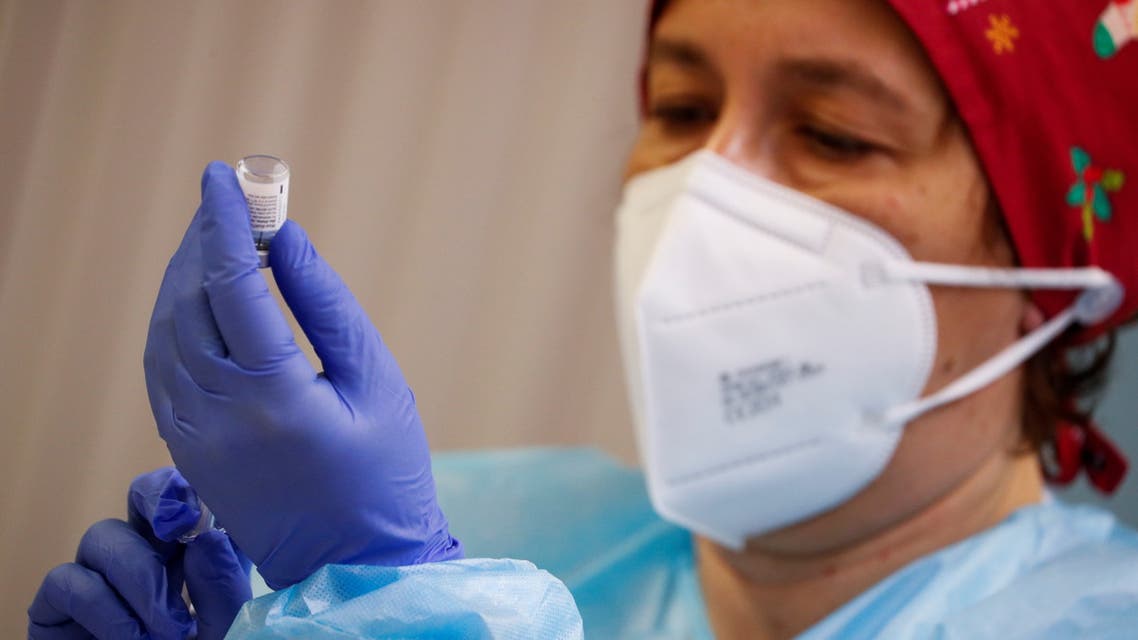 A health worker prepares an injection with a dose of the Pfizer-BioNTech COVID-19 vaccine, as the coronavirus disease (COVID-19) outbreak continues, at Balafia nursing home, in Lleida, Spain, December 27, 2020. REUTERS/Albert Gea