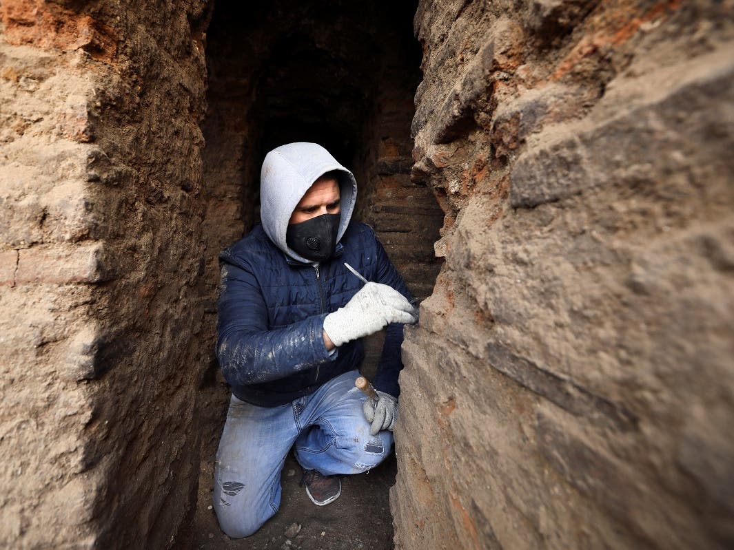 Roman baths in heart of Jordan's capital come in the way of modern drainage system