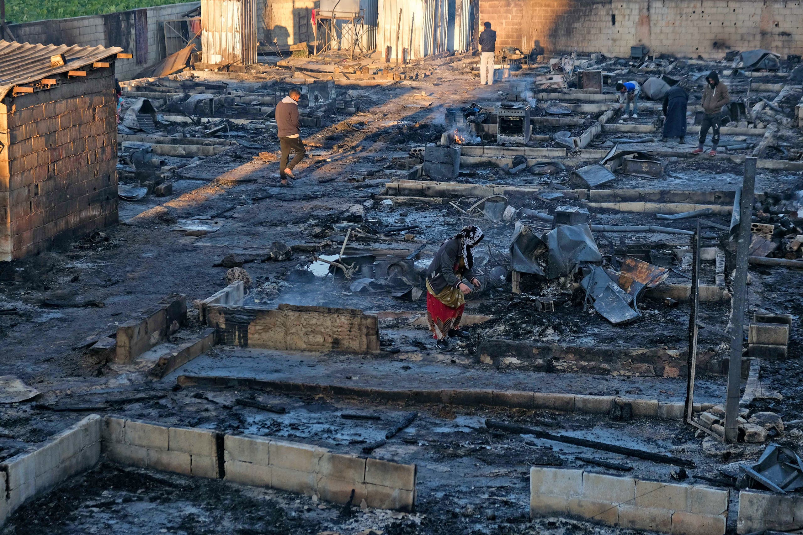 حرق مخيم بحنين للاجئين السوريين شمال لبنان (أرشيفية- رويترز)