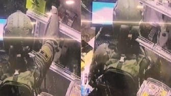 جندي إسرائيلي يظهر في فيديو وهو يسرق من محل فلسطيني