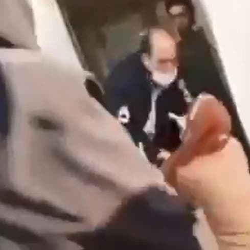 ضابط شرطة إيراني يصفع لاجئة.. وأفغانستان تحتج