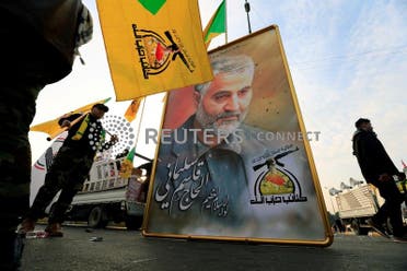 عناصر من حزب الله العراقي يحملون صورة لقاسم سليماني