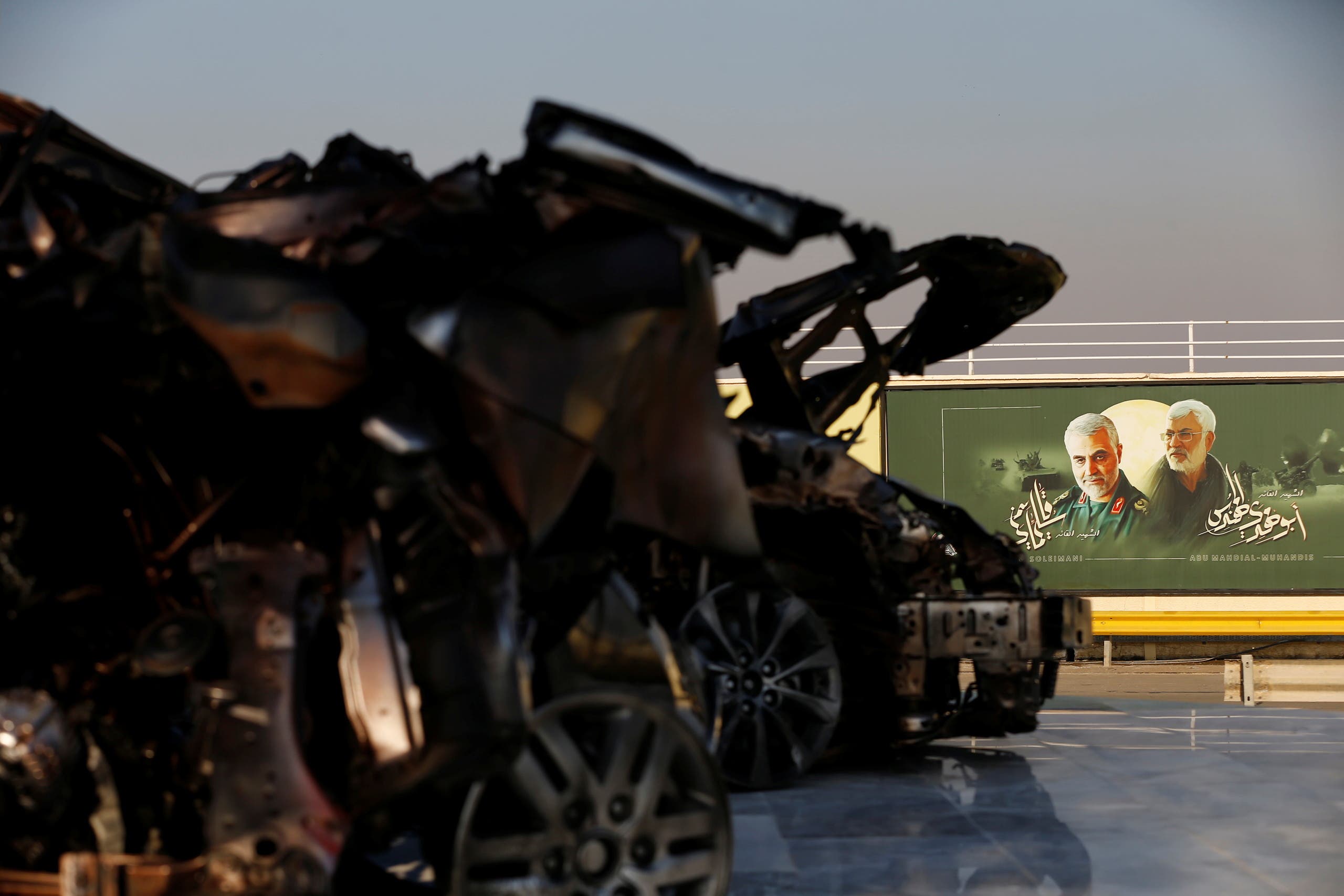 תמונות של קאסם סולימאני ואבו מהדי אל-מוחנדיס ליד נמל התעופה של בגדאד, ליד הריסות המכונית שבה נסעו
