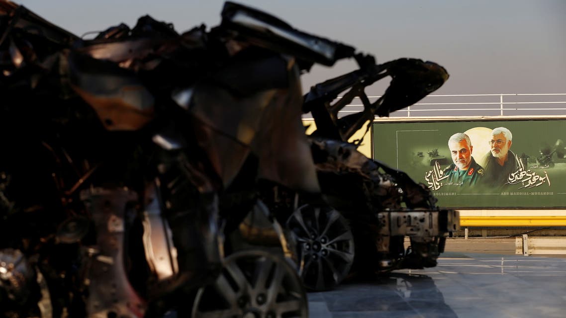 صور قاسم سليماني وأبو مهدي المهندس قرب مطار بغداد إلى جانب حطام السيارة التي كانت تقلهما