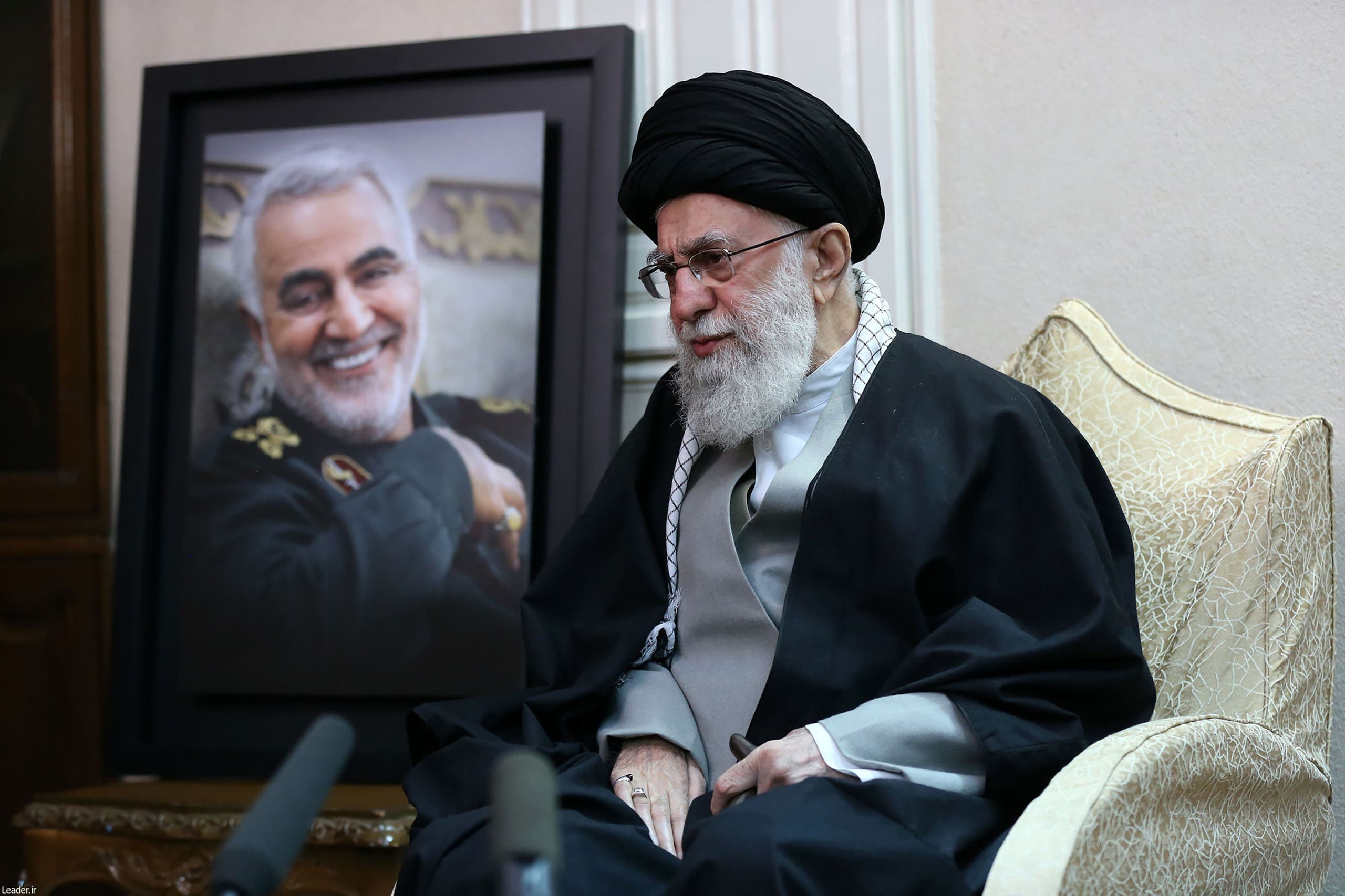 Iranian leader Ali Khamenei and a photo of Soleimani next to him (Archives - France Press)