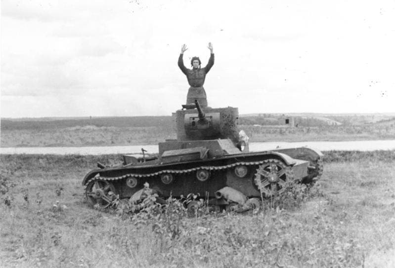 جندي سوفيتي يستسلم للألمان