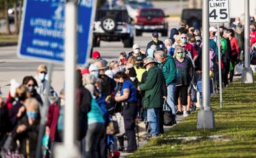 Hundreds wait in line at Lakes Park Regional Library to recieve the COVID-19 vaccine in Fort Myers, Florida, U.S. December 30, 2020.  (File photo:Reuters)