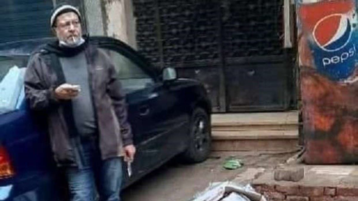 فيديو لمصري قتل زوجته في الشارع.. وجلس يدخن بجوار الجثة