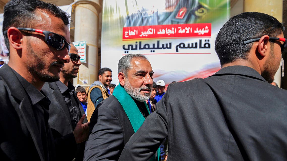 حسن إيرلو مشاركا بالاحتفال الذي أقامته ميليشيات الحوثي في صنعاء بالذكرى الأولى لاغتيال قاسم سليماني (فرانس برس)