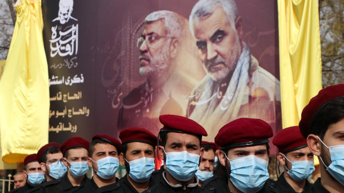 عناصر حزب الله يحيون الذكرى الأولى لمقتل سليماني في الباقاع (فرانس برس)