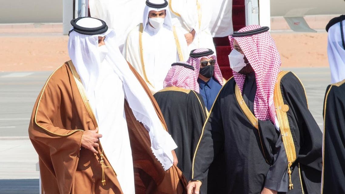 لحظة استقبال ولي العهد السعودي لأمير قطر الشيخ تميم