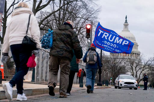 معترضین به سمت کاخ سفید راهپیمایی می کنند