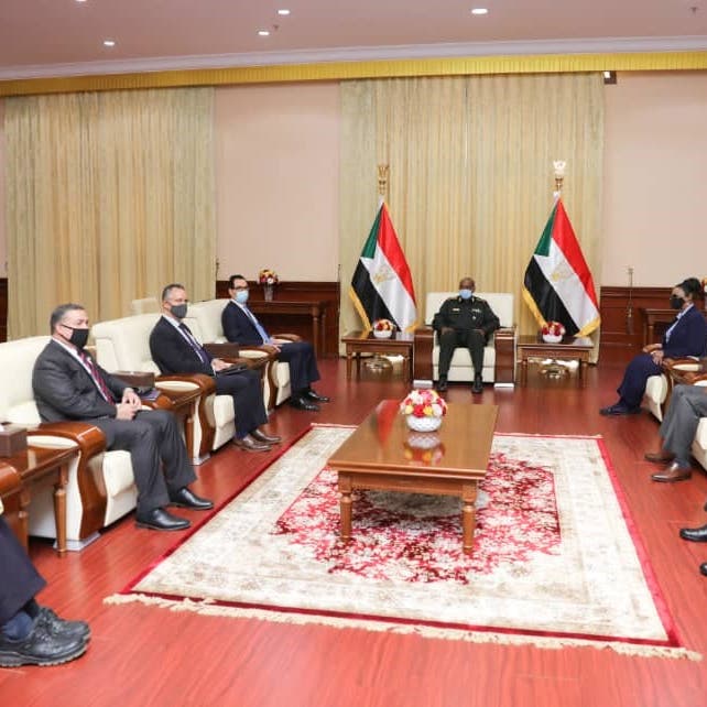 السودان.. البرهان يلتقي منوتشين ويؤكد على علاقة استراتيجية