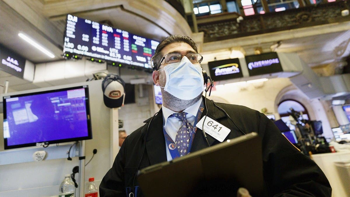 مؤشرات الأسهم الأميركية الرئيسية تعود للتقلب