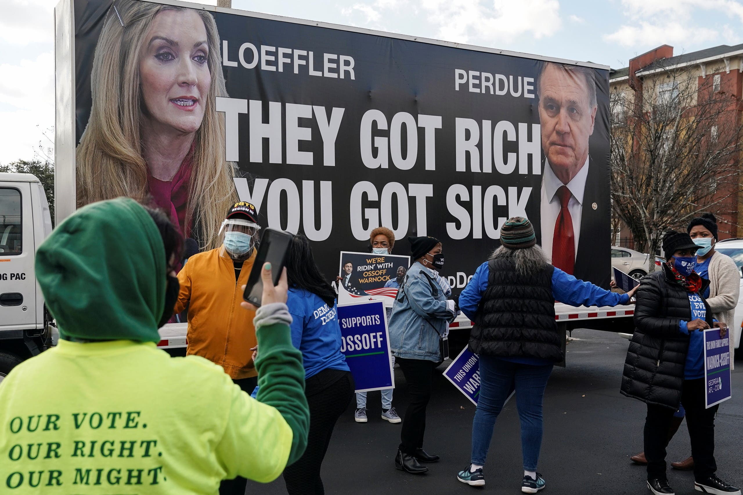 لافتة على شاحنة تنتقد عضوي مجلس الشيوخ الجمهوريين عن ولاية جورجيا الأمريكية كيلي لوفلر وديفيد بيردو  