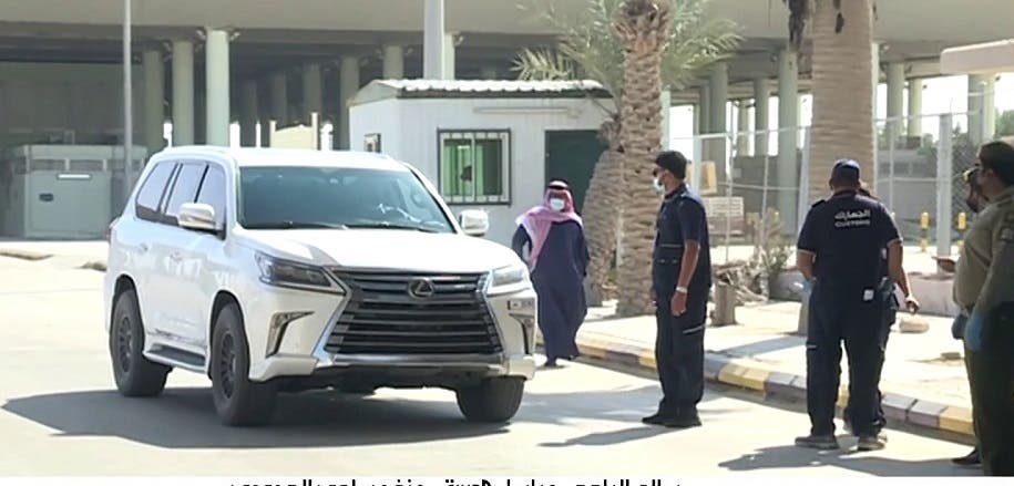 The first Qatari vehicle crosses Salwa border into Saudi Arabia since the border reopened. (Screengrab)