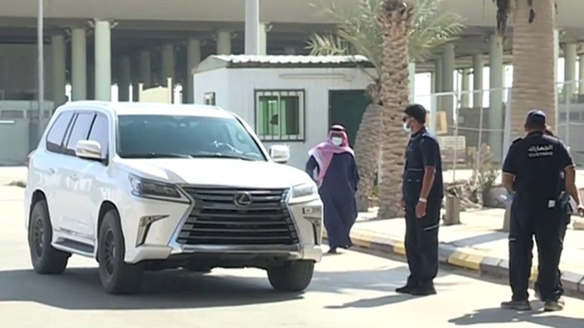 The first Qatari vehicle crosses Salwa border into Saudi Arabia since the border reopened. (Screengrab)