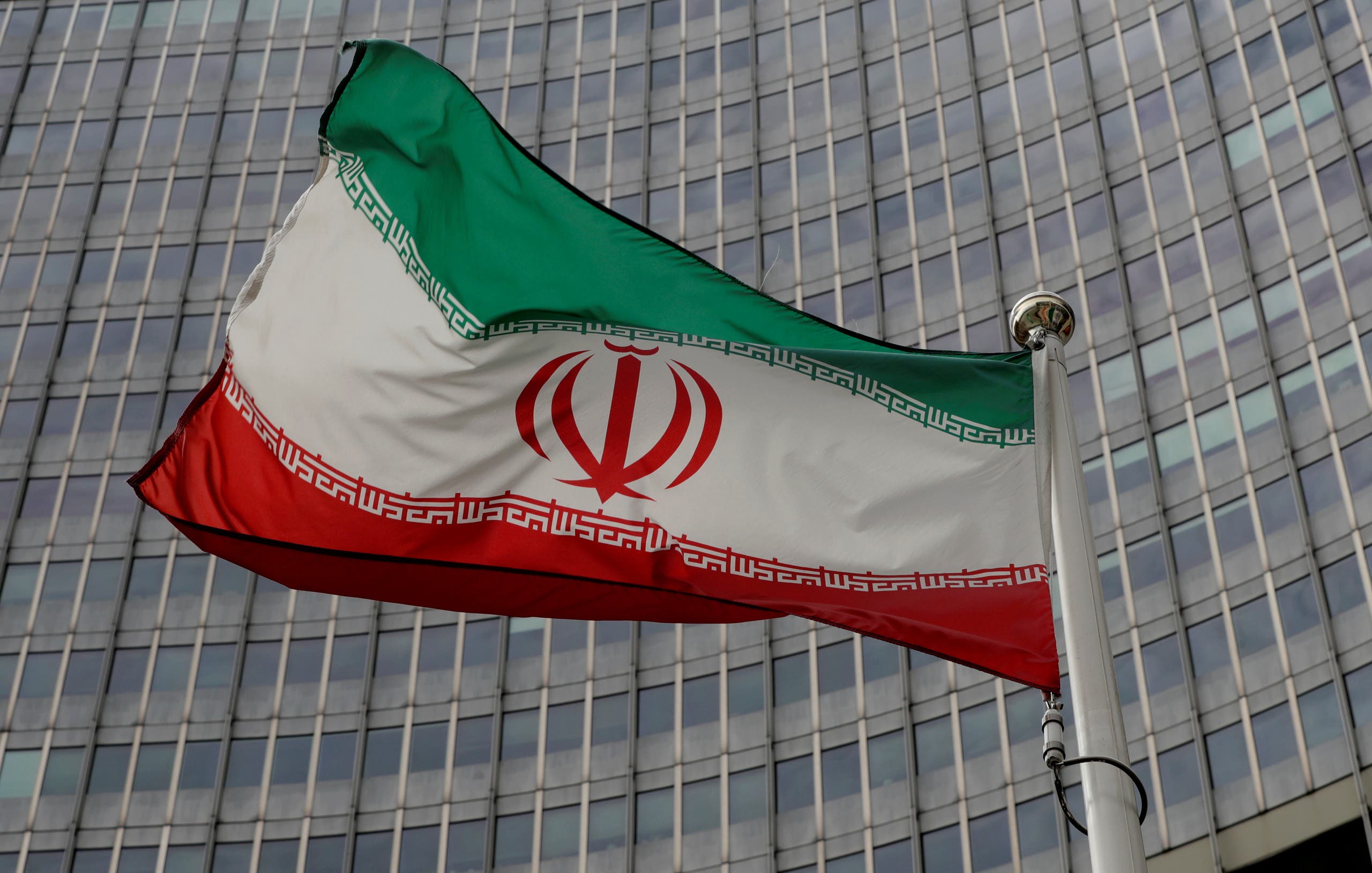 نووي إيران - علم إيران أمام مبنى الوكالة الدولية للطاقة الذرية في فيينا (أرشيفية- رويترز)