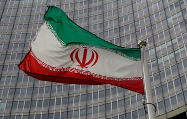 علم إيران أمام مبنى الوكالة الدولية للطاقة الذرية في فيينا (أرشيفية- رويترز)